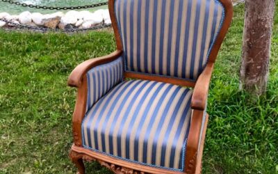 Conjunto de sillones de dormitorio y silla de  tocador clásicos, tapizados en tela damasco de rallas.