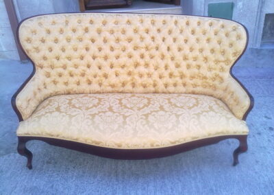Sillón clásico tapizado en capitoné